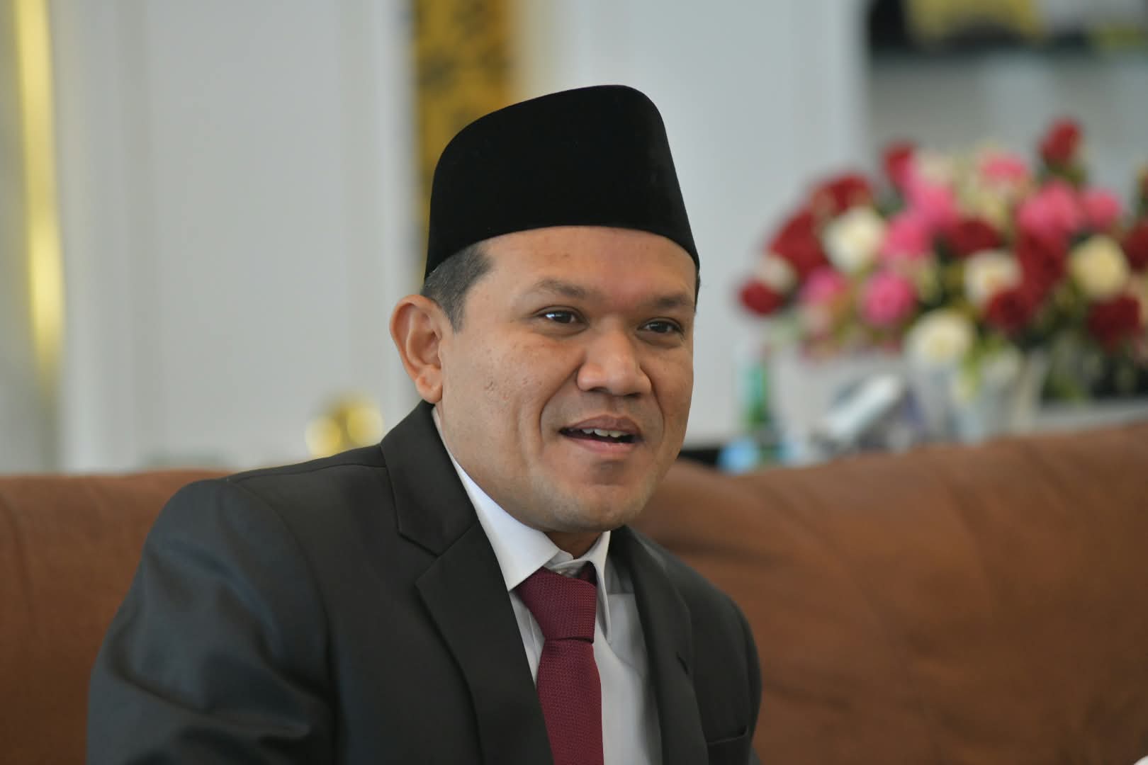 Wakil Gubernur Aceh, Fadhlullah, S.E. (Dek Fadh), menyampaikan bahwa Pemerintah Aceh terus berupaya hadir di tengah masyarakat yang sedang menghadapi musibah. Bantuan tersebut merupakan bentuk kepedulian Pemerintah Aceh sekaligus upaya membantu meringankan beban warga terdampak.