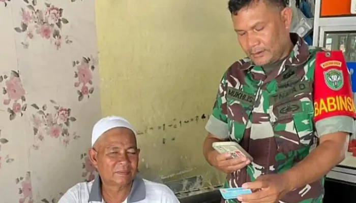 Babinsa Koramil Darul Kamal Dampingi Warga Aktivasi Identitas Kependudukan Digital