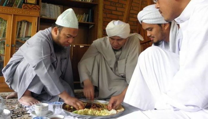 Mari Kita Amalkan 8 Sunnah Nabi SAW saat Makan dan Minum yang Mulai Diabaikan