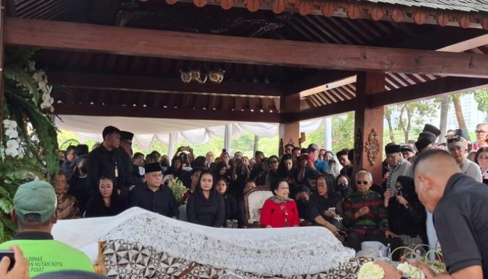 Diantar Megawati, Jenazah Guruh Soekarnoputra Tiba di TPU Karet Bivak