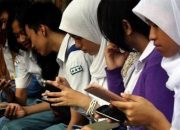 Kemenag Larang Murid Pakai HP di Sekolah, Orang Tua Diminta Batasi di Rumah