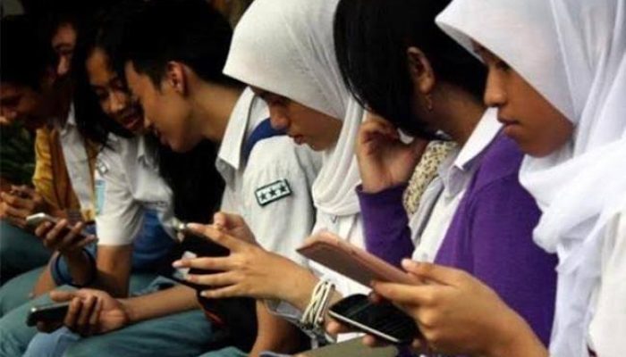 Kemenag Larang Murid Pakai HP di Sekolah, Orang Tua Diminta Batasi di Rumah