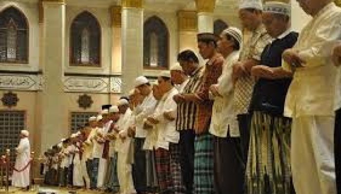 5 Keutamaan Sholat Berjamaah yang Muslim Harus Ketahui!