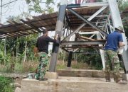 Babinsa Kodim 0108/Agara Bersama Warga Cat Tiang Pylon Jembatan Gantung Perintis