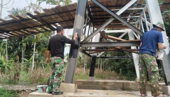 Babinsa Kodim 0108/Agara Bersama Warga Cat Tiang Pylon Jembatan Gantung Perintis