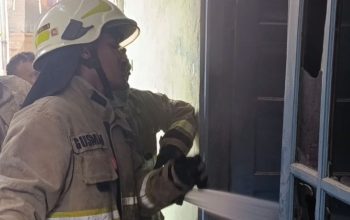 Kebakaran melanda sebuah rumah di kawasan Jalan Plumpang B, Kelurahan Rawa Badak Selatan, Kecamatan Koja, Jakarta Utara, Minggu (4/10/2026) pagi. Seorang perempuan lanjut usia mengalami luka bakar dan harus dilarikan ke rumah sakit.