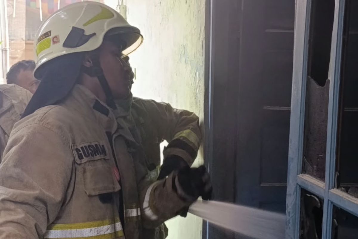 Kebakaran melanda sebuah rumah di kawasan Jalan Plumpang B, Kelurahan Rawa Badak Selatan, Kecamatan Koja, Jakarta Utara, Minggu (4/10/2026) pagi. Seorang perempuan lanjut usia mengalami luka bakar dan harus dilarikan ke rumah sakit.
