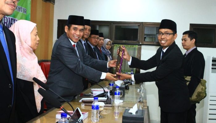 Pernah Jualan Koran di Lampu Merah, Guru MI Ini Kini Raih Gelar Doktor dengan IPK 3,98