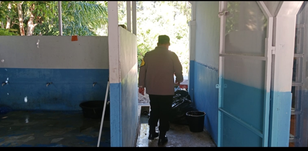 Pelaksanaan Program Makan Bergizi Gratis (MBG) di Kecamatan Setia Bakti, Kabupaten Aceh Jaya, mendapat pemantauan dari kepolisian. Personel Polsek Setia Bakti menyambangi dapur Satuan Pelayanan Pemenuhan Gizi (SPPG) untuk memastikan proses penyediaan makanan berjalan aman dan sesuai ketentuan.