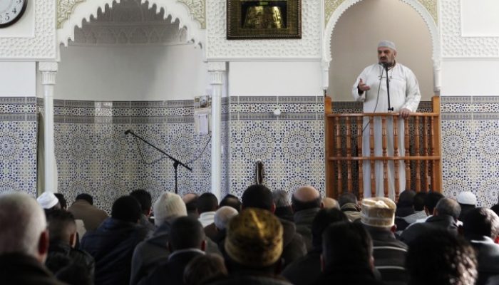 Khatib Lupa Duduk di Antara Dua Khutbah, Wajibkah Shalat Jumat Diulang?
