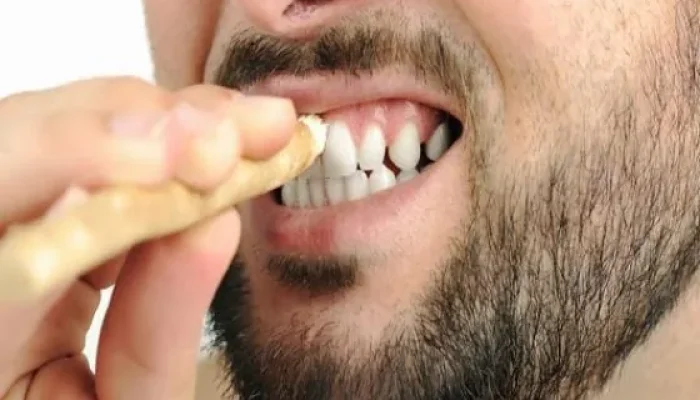 5 Kebiasaan Sehari-hari yang Diam-diam Merusak Gigi, dari Vape hingga Tusuk Gigi